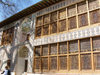 Sheki / Shaki - Azerbaijan: Sheki Khans' palace - faade with muqarnas and shebeke windows - Shaki Xan Sarayi - photo by N.Mahmudova