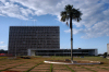 Brazil / Brasil - Brasilia: Brasilia: Buriti Palace, Buriti quare / Governo do Distrito Federal - Gabinete do Governador - Praa Buriti - Eixo Monumental - Projeto do arquiteto Mauro Jorge Esteves - palmeira Buriti - photo by M.Alves