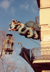 Catalonia - Barcelona: The Chinese dragon and the Catalan umbrella - Llano de la Boqueria - Las Ramblas - photo by Miguel Torres