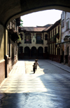 Chile - Santiago: kids in a colonial court-yard | nios en un patio colonial - photo by W.Schipper