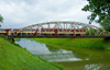 Czech Republic - Kromeriz / Kremsier - Zlin region, southeastern Moravia: train over the river Drevnice - bridge (photo by P.Gustafson)