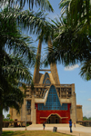 Higey, Dominican Republic: the Cathedral - Basilica of Our Lady - Basilica de Nuestra Seora de la Altagracia - Patio Frontal - palms and a 75-meter high arch - photo by M.Torres