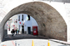 Quito, Ecuador: arch under Calle Venezuela - Calle La Ronda, pedestrianized section of Calle Morales - romantic cobbled street - an example of successful urban renewal of a crime infested area - photo by M.Torres