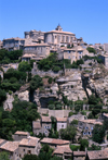 Gordes, Vaucluse, PACA, France: the castle and the church dominate the village - Les Monts de Vaucluse - photo by A.Bartel