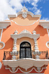 Ciudad de Guatemala / Guatemala city: former Central Post Office - neo-colonial architecture - balcony over the Philatelic museum - Oficina nacional de correos - Museo de Filatelia - 7a. Avenida - photo by M.Torres