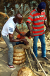 Bissau, Guinea Bissau / Guin Bissau: Quarter Cho de Papel Varela, Carnival Masks, men to sculpt a mask of a snake / Bairro Cho de Papel Varela, mascaras de carnaval, preparao, homens a esculpir uma mscara de uma cobra - photo by R.V.Lopes