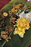 South India: Dal Bat on a banana tree leaf - typical Indian meal - photo by  W.Allgwer - Dal Bat ist eine typische Mahlzeit in Indien und Nepal. Das Essen besteht aus Reis mit verschiedenen Gemse und eventuell verschiedenen Fleischgerichten