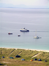 Ireland - Inisheer / Inis Orr / the eastern island - Aran islands (Galway / Gaillimh county): ferry arriving (photo by R.Wallace)