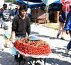 San Miguel de Allende (Guanajuato): La Placita - strawberries on a wheelbarrow (photo by R.Ziff)