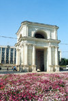 Chisinau / Kishinev, Moldova: Arc de Triomphe - victory of the Russian Army over the Turks - Cathedral park - Parcul Catredalei - architect I. Zaushkevich - background: Government House - Arca Triumfala 'Portile Sfinte' - Pita Marii Adunari Nationale - photo by M.Torres