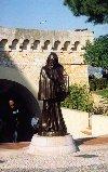 Monaco-Ville: monk on palace square - moine  la place du Palais (photo by M.Torres)