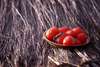 Mozambique / Moambique - ilha de Benguerra: tomatoes on a plate over a thatched roof / tomates - photo by F.Rigaud