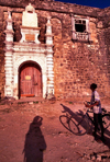 Ilha de Moambique / Mozambique island: Portuguese fort of So Sebastio - the gate, the passer-by and the photographer's shadow - forte Portugus de So Sebastio - o porto, o curioso e a sombra da fotgrafa - photo by F.Rigaud