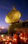 Myanmar - Kyaiktiyo - Mon State: golden rock - light festival - dusk - photo by W.Allgwer - Der Goldene Fels mit der darauf befindeten Kyaiktiyo-Pagode ist eine der heiligsten buddhistischen Sttten in Myanmar. Whrend dem drei Tage dauernden Lichterfest