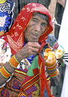 Panama - comarca Kuna Yala - San Blas Islands / Mulatas Archipelago - Achutupo island: the Kuna woman with a parrot / mujer Cuna - photo by A.Walkinshaw