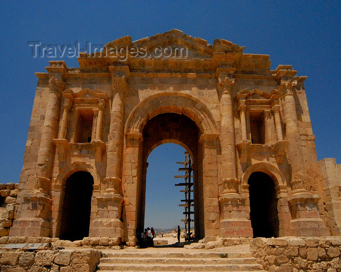 Jerash - Jordan: Hadrian's triumphal arch - Bab Amman - Roman city of Gerasa - photo by M.Torres