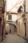 Portugal - Leiria: arco na rua Afonso de Albuquerque / arch  - photo by M.Durruti