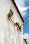 bidos, Portugal: white house with hanging vases - casa branca com vasos pendurados - photo by M.Durruti