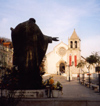 Portugal - Alcochete: Revolution square, from behind the statue of father F. R. da Cruz / largo da Revoluo (1910) visto detrs da esttua do Padre Francisco Rodrigues da Cruz - igreja matriz - photo by M.Durruti