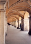 Russia - St. Petersburg: endless arcade (photo by Miguel Torres)