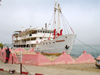 Sngal - Saint Louis: vieux navire et l'ocan - photographie par G.Frysinger