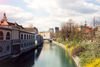 Slovenia - Ljubliana: river view (Ljubljanica) - the embankment and the triple bridge - Petkovskovo nabrezje / Tromostovie - photo by M.Torres