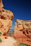 Bryce Canyon National Park, Utah, USA: Sunset Point - the trail passes through an opening in a rock wall - photo by M.Torres