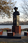 Bristol, Bucks County, Pennsylvania, USA: bust of Christopher Columbus by the Delaware River - photo by N.Chayer