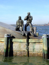 Manhattan (New York City): saving a drowning man - monument at Castle Clinton - photo by M.Bergsma