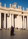 Holy See - Vatican - Rome - St. Peter's square - walking to the Basilica - Piazza di San Pietro - colonnade designed by Bernini (photo by Miguel Torres)