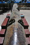 Stone Town, Zanzibar, Tanzania: Portuguese cannon still aimed at the Indian ocean - House of Wonders - Beit Al-Ajaib - Mizingani Road - photo by M.Torres